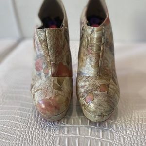 Betsey Johnson Ditan Pink Floral Leather Faux Lace Up Platform Boots size